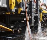 Die SBB hat den Prototyp eines Heisswasserspritzfahrzeuges zur Bekämpfung von Unkraut im Gleisbereich vorgestellt. Damit soll künftig kein Glyphosat mehr einsetzt werden. (Foto: sda-Keystone)