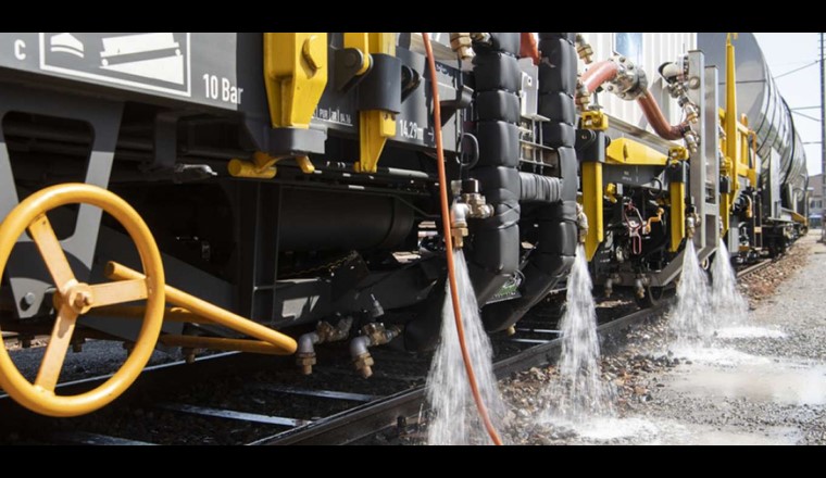 Die SBB hat den Prototyp eines Heisswasserspritzfahrzeuges zur Bekämpfung von Unkraut im Gleisbereich vorgestellt. Damit soll künftig kein Glyphosat mehr einsetzt werden. (Foto: sda-Keystone)