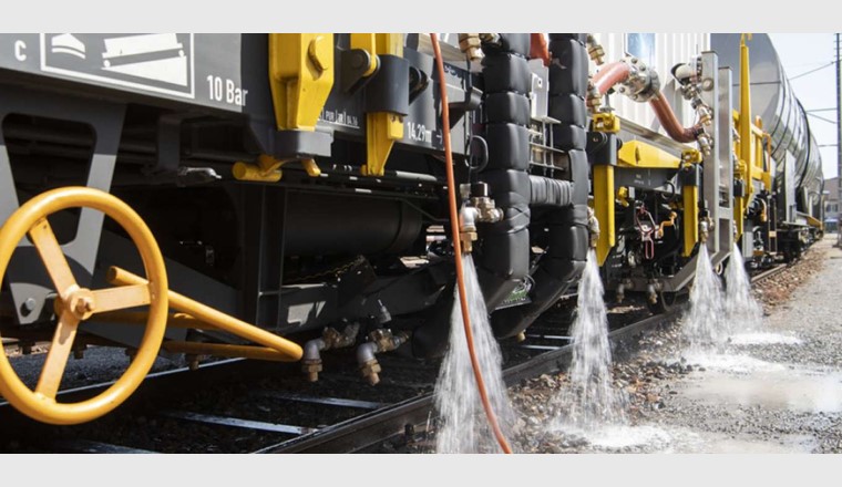 Die SBB hat den Prototyp eines Heisswasserspritzfahrzeuges zur Bekämpfung von Unkraut im Gleisbereich vorgestellt. Damit soll künftig kein Glyphosat mehr einsetzt werden. (Foto: sda-Keystone)