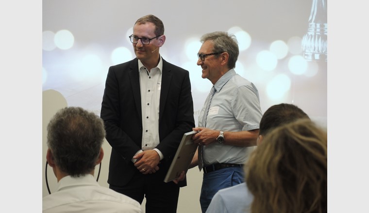 SVGW-Präsident Markus Küng (links) überreichte die Ehrenmitgliedschaft an Alterspräsident Jean-Claude Weber.