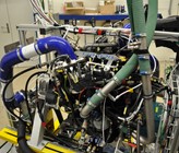 Gasfahrzeuge punkten mit niedrigen Schadstoffemissionen. Aufgrund der Möglichkeit, mit erneuerbarer Energie betrieben zu werden, dürften sie weiter an Bedeutung gewinnen. Im Bild: 2-Liter-Vierzylinder-Vorkammer-Gasmotor auf dem Teststand im Motorenlabor der Empa. (Bild: Empa) Gasfahrzeuge punkten mit niedrigen Schadstoffemissionen. Aufgrund der Möglichkeit, mit erneuerbarer Energie betrieben zu werden, dürften sie weiter an Bedeutung gewinnen. Im Bild: 2-Liter-Vierzylinder-Vorkammer-Gasmotor auf dem Teststand im Motorenlabor der Empa. (Bild: Empa)