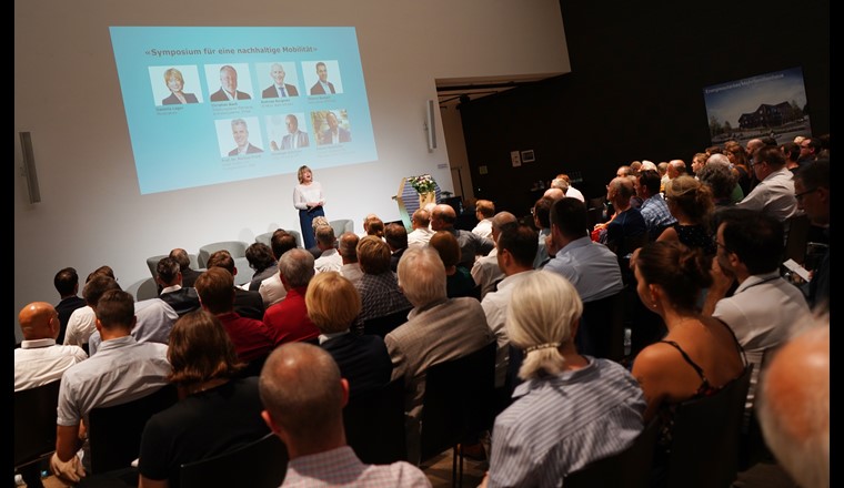 Dass die Ökologisierung des Verkehrs in der Schweiz heute schon möglich wäre, wurde am «Symposium für eine nachhaltige Mobilität» in der Umwelt Arena aufgezeigt. Moderiert wurde das Symposium von Daniela Lager. (Bild: Umwelt Arena)