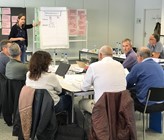 Die Revision der beiden Berufsprüfungen erfolgt in zwei grossen Phasen: Als Erstes wurden die Qualifikationsprofile erarbeitet und jetzt erfolgt als Zweites die Erarbeitung der Prüfungsordnung und der Wegleitung. Die Revision der beiden Berufsprüfungen erfolgt in zwei grossen Phasen: Als Erstes wurden die Qualifikationsprofile erarbeitet und jetzt erfolgt als Zweites die Erarbeitung der Prüfungsordnung und der Wegleitung.