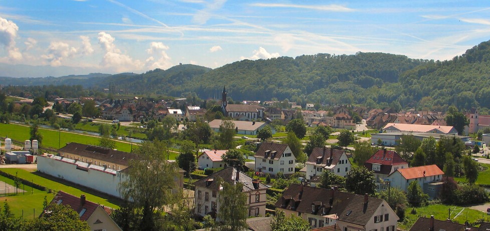 In Steinen lässt sich das Trinkwasser zur Stromproduktion nutzen, weil die Höhendifferenz zwischen der Brunnenstube und der Turbine im Dorf  fast 400 Meter beträgt. (Foto: Gemeinde Steinen)
