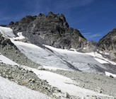 Der Pizolgletscher mit seinem mittelmoränenartigen Schuttstreifen. (Foto: Suisseduc.ch) Der Pizolgletscher mit seinem mittelmoränenartigen Schuttstreifen. (Foto: Suisseduc.ch)