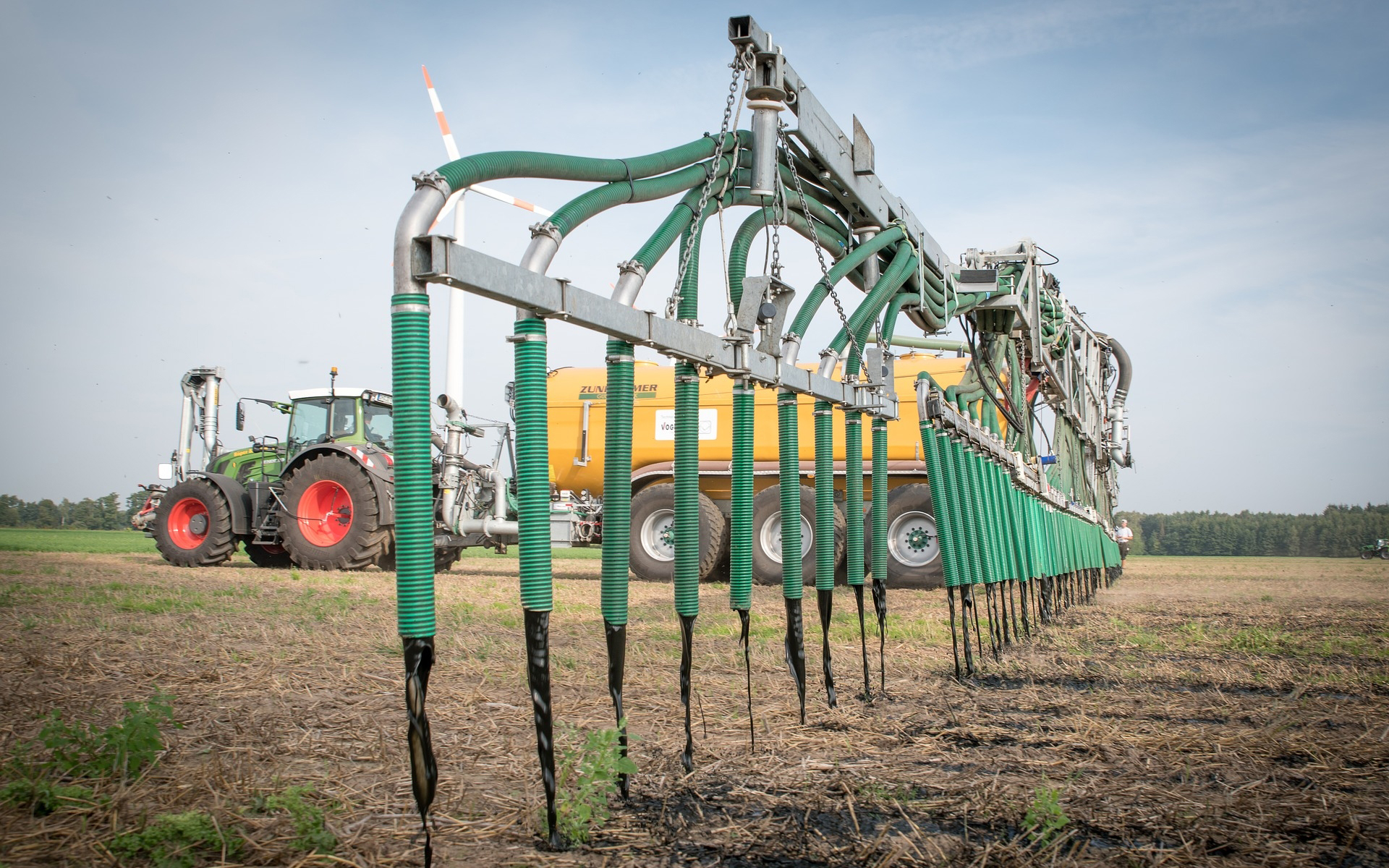 Mit dem Ausbringen von Mist und Jauche betreibt die Landwirtschaft seit je ein gewisses Phosphorrecycling. Doch oft liegen Zonen mit intensiver Tierhaltung und Ackerland weit auseinander, was lange Transporte zur Folge hat.
 (Foto: Wolfgang Ehrecke, pixabay)