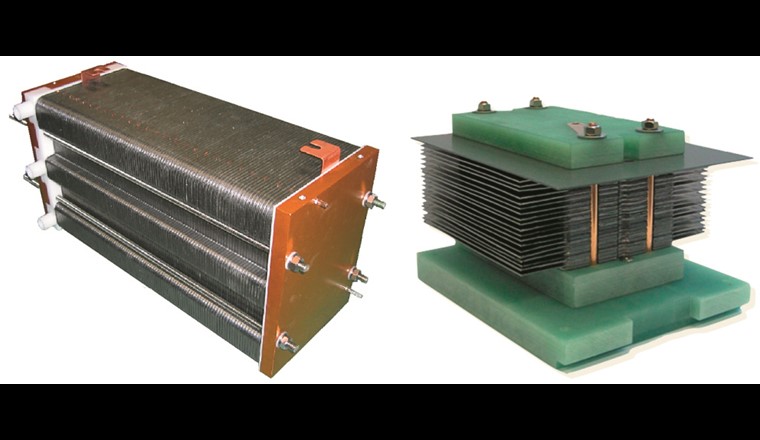 Links: PEM-BZ mit Wasserkühlung (100 Zellen, 6 kW), rechts: Luftkühlung (20 Zellen, 350 W)