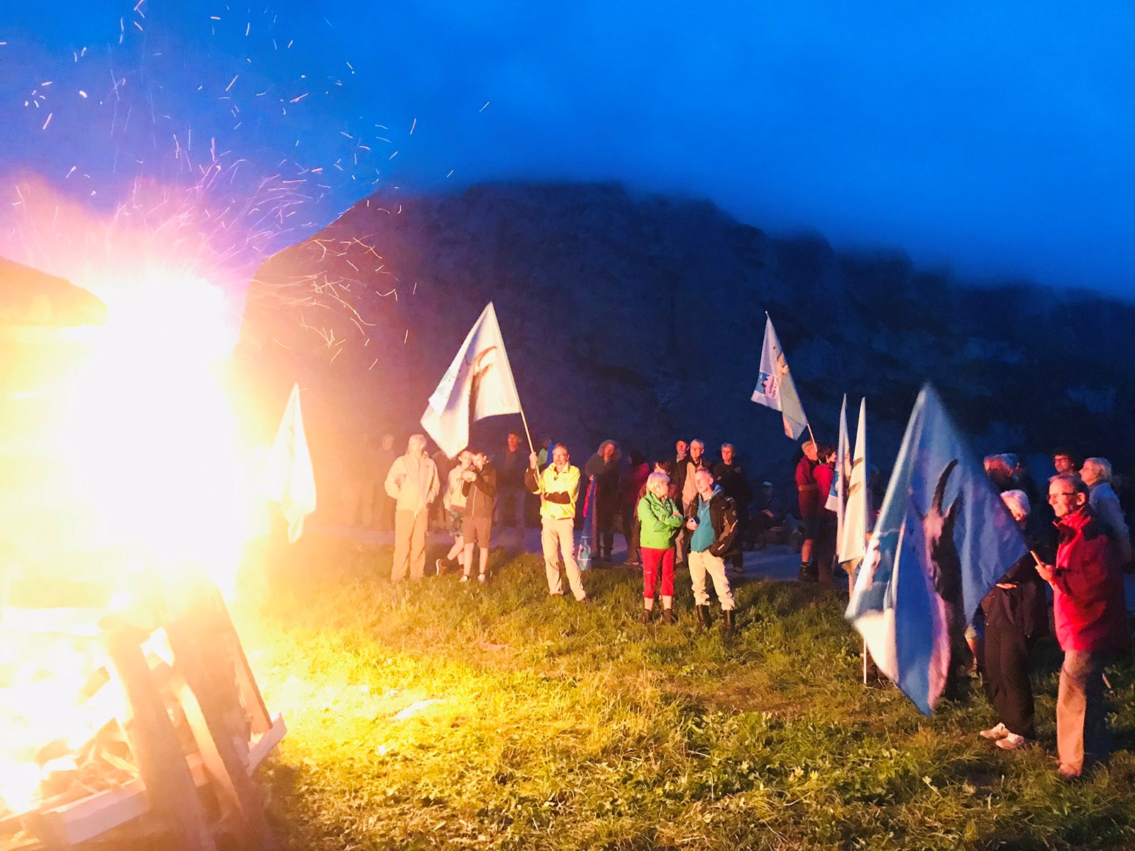 Die Baselbieter Nationalrätin Maya Graf twitterte dieses Bild auf ihrem Account mit «Zum 30. Mal wird das Alpenfeuer entzündet. Dieses Jahr als Mahnfeuer gegen die Bedrohung des Alpengebiets durch die rasche Klimaerwärmung.»
