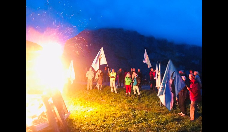 Die Baselbieter Nationalrätin Maya Graf twitterte dieses Bild auf ihrem Account mit «Zum 30. Mal wird das Alpenfeuer entzündet. Dieses Jahr als Mahnfeuer gegen die Bedrohung des Alpengebiets durch die rasche Klimaerwärmung.»