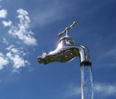 Trinkwasser kommt nicht aus der Luft - sondern wird in der Schweiz zu 80% aus Grundwasser gewonnen. Für die Trinkwasserversorgung ist ein wirksamer Schutz unseres Grundwassers von höchster Bedeutung. Trinkwasser kommt nicht aus der Luft - sondern wird in der Schweiz zu 80% aus Grundwasser gewonnen. Für die Trinkwasserversorgung ist ein wirksamer Schutz unseres Grundwassers von höchster Bedeutung.
