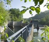 Kleinwasserkraftwerk Neuewelt der IWB: Es wurde 1998 gebaut und die Birs stürzt dort zur Erzeugung von Ökostrom für rund 1000 Haushalte rund acht Meter in die Tiefe. (Foto: IWB) Kleinwasserkraftwerk Neuewelt der IWB: Es wurde 1998 gebaut und die Birs stürzt dort zur Erzeugung von Ökostrom für rund 1000 Haushalte rund acht Meter in die Tiefe. (Foto: IWB)