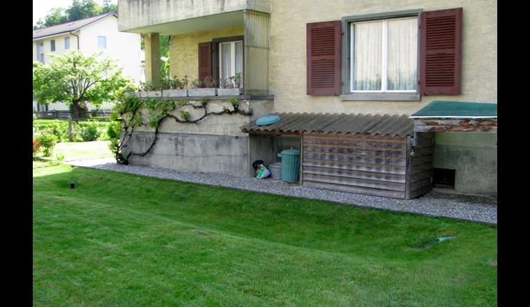 Fig. 2 Infiltration par cuvette pour une ancienne construction avec couverture végétale. Les éventuels polluants contenus dans les eaux pluviales des toits et places sont retenus par le passage du sol et partiellement décomposés par des microorganismes.