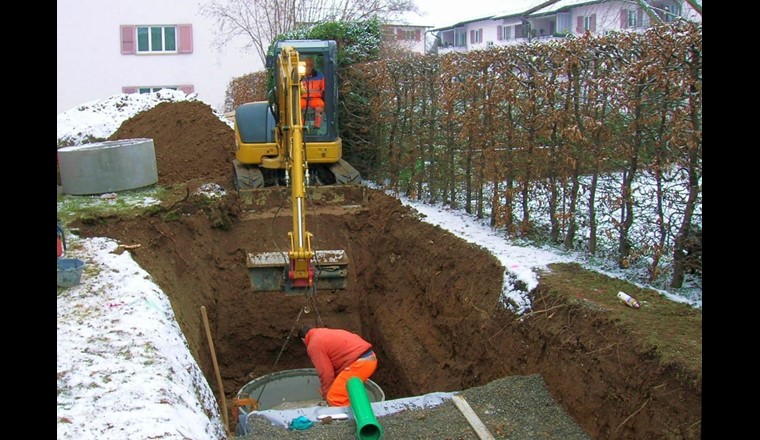 Fig. 5 Construction d’un dispositif d’infiltration par fossé drainant avec collecteur de boue. Le volume de rétention recueille l’eau du toit et des chaussées anciennement évacuée par les canalisations.
