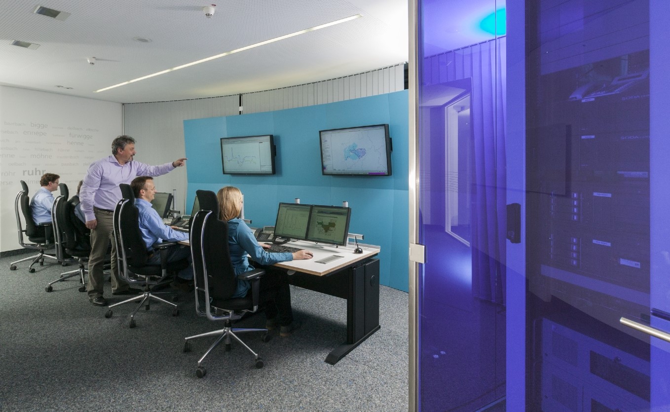 Die Wasserführung der Ruhr und ihrer Nebenflüsse wird in der Talsperrenleitzentrale des Ruhrverbands genau überwacht, um die Abgaben der Talsperren bedarfsgerecht zu steuern. (Foto: Ruhrverband)
