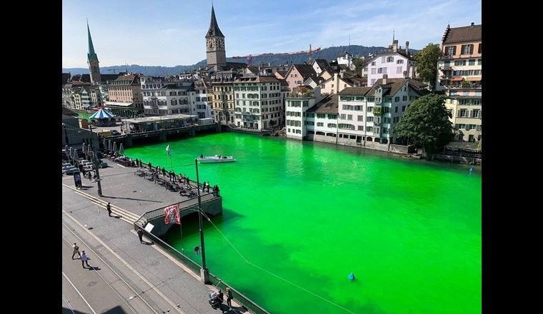 Die grüne Limmat in Zürich am 10. September.  (Foto: Stadtpolizei Zürich)