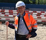 Stadtrat Richard Wolff beim Spatenstich. (Foto: Stadt Zürich) Stadtrat Richard Wolff beim Spatenstich. (Foto: Stadt Zürich)