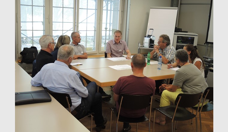 Am «runden Tisch» bei Stefan Hasler vom VSA (Mitte) diskutierte man unter anderem über Themen wie den Generellen Entwässerungsplan.