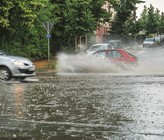 Die Gesamtheit der Gefährdung durch Starkniederschläge ergibt sich aus der Kombination verschiedener Prozesse und Fachbereiche – Siedlungsentwässerung, Gewässer, Oberflächenabfluss. Die Gesamtheit der Gefährdung durch Starkniederschläge ergibt sich aus der Kombination verschiedener Prozesse und Fachbereiche – Siedlungsentwässerung, Gewässer, Oberflächenabfluss.