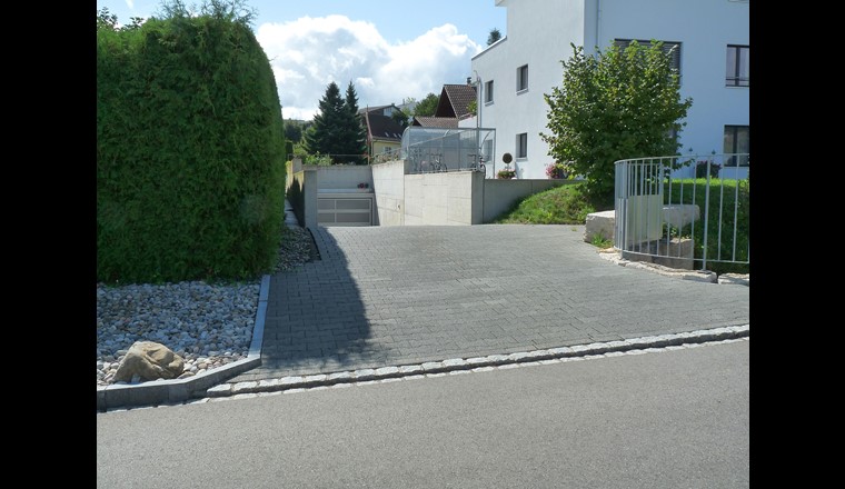 Eine Kuppe vor der Einfahrt in die Tiefgarage verhindert deren Flutung. (Foto: VKG)