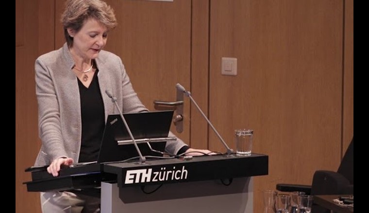 La conseillère fédérale Simonetta Sommaruga pendant la journée d’infrastructures à Zurich. (Foto : Youtube)