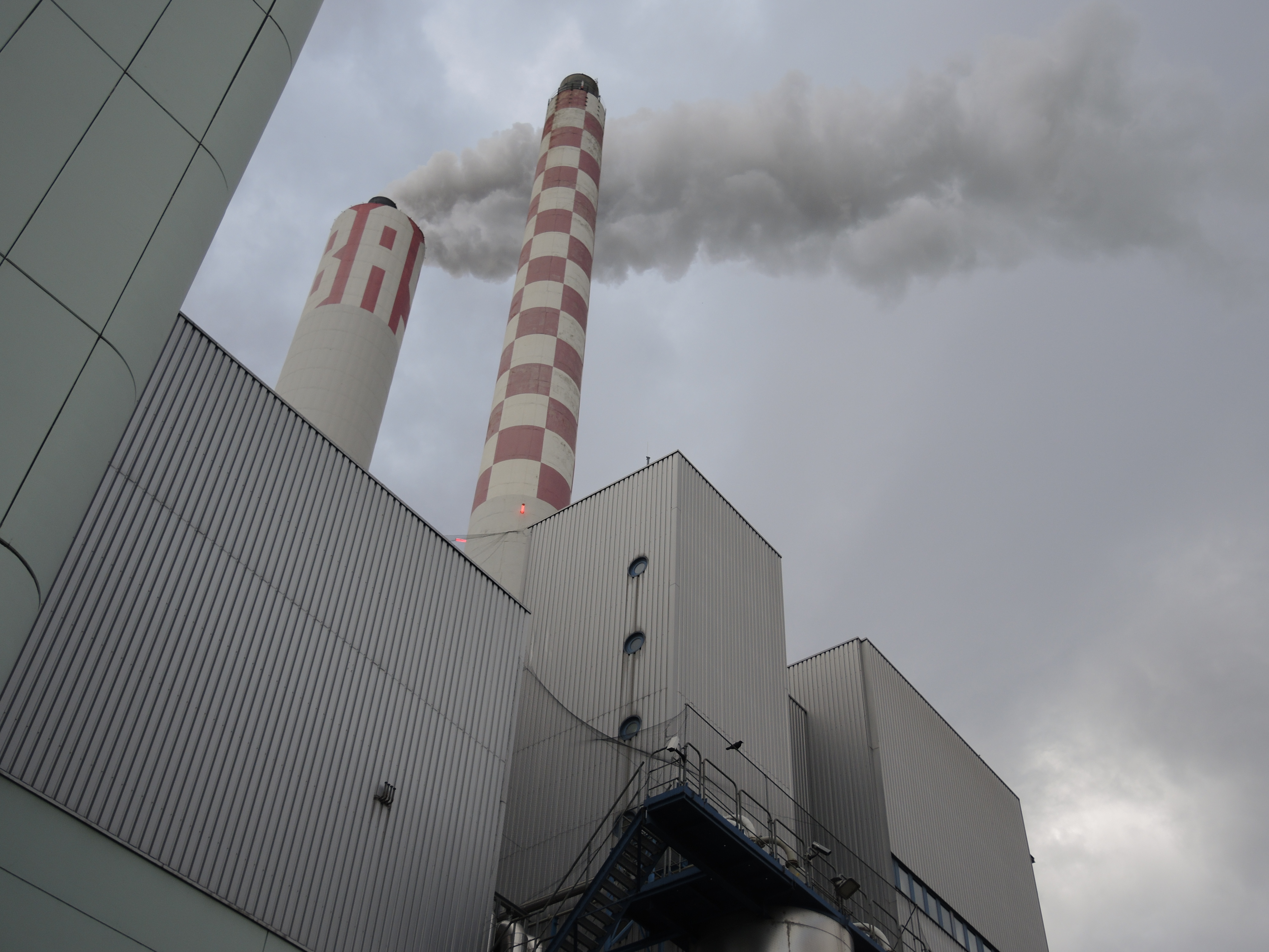 Die KVA Basel von aussen: Dampfschwaden der Kamine. (Fotos: SVGW/Peter C. Müller)