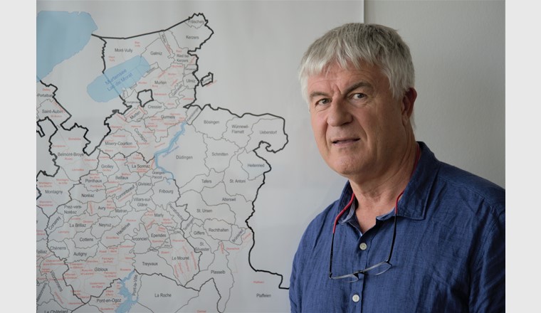 Claude Ramseier, chimiste cantonal fribourgeois, parle dans l'interview des résidus de pesticides dans l'eau potable, des conflits d'usage, des infrastructures et de leur planification, de la régionalisation de l'approvisionnement en eau ainsi que de la professionnalisation de la branche.