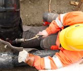 Rohrnetzmonteure sind die Fachleute für das Erstellen und Betreiben des weitläufigen unterirdischen Leitungsnetzes für die Gas- und Wasserversorgungen. (Foto: Guran/SVGW) Rohrnetzmonteure sind die Fachleute für das Erstellen und Betreiben des weitläufigen unterirdischen Leitungsnetzes für die Gas- und Wasserversorgungen. (Foto: Guran/SVGW)