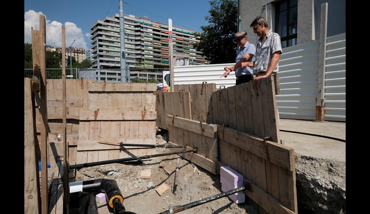 La réalité augmente au service des gestionnaires de réseaux: Patrice Poirier (à gauche) et Dimitri Konstantas testent les lunettes photogrammétriques sur un chantier de SIG.