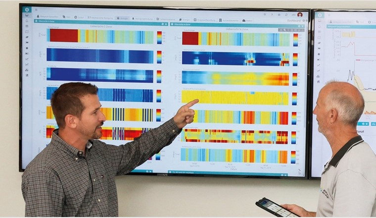 Auf einem Grossbildschirm im Kommandoraum der ARA bespricht Betriebsleiter Roman Bieri 
die Leistungsfähigkeit der biologischen Stufe mit seinen Mitarbeitenden.