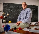 Chemieprofessor Thomas Rauchfuss und seine Mitarbeiter suchen nach biologischen Prozessen, um eine effiziente Quelle für Wasserstoff als Kraftstoff zu finden. (Foto: Bionity/ Fred Zwicky) Chemieprofessor Thomas Rauchfuss und seine Mitarbeiter suchen nach biologischen Prozessen, um eine effiziente Quelle für Wasserstoff als Kraftstoff zu finden. (Foto: Bionity/ Fred Zwicky)