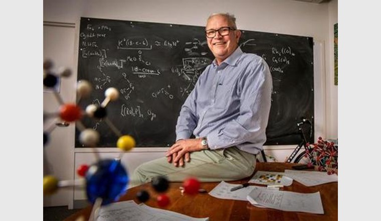 Chemieprofessor Thomas Rauchfuss und seine Mitarbeiter suchen nach biologischen Prozessen, um eine effiziente Quelle für Wasserstoff als Kraftstoff zu finden. (Foto: Bionity/ Fred Zwicky)