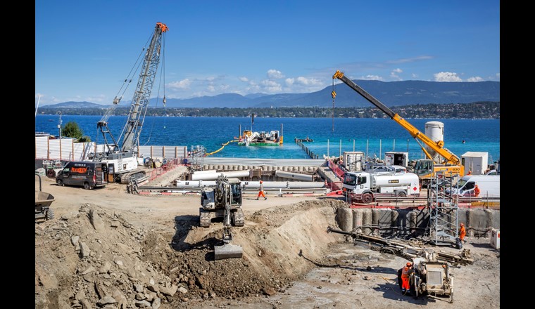 SIG construit GeniLac, le plus grand réseau thermique écologique jamais bâti à Genève. Cette infrastructure fonctionne avec l’eau du lac Léman et de l’électricité 100% renouvelable. Afin d’alimenter ce réseau  SIG est en train de construire une nouvelle station de pompage au Vengeron. (Source: SIG; Magali Girardin)