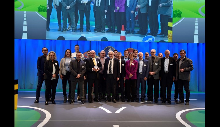 Die strahlenden Gewinner der Kategorie "Erneuerbare Energien": Regio Energie Solothurn. (Bild: BFE)