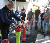 Urs Kupferschmid, von der Hinni AG in Biel-Benken erklärt die fachgerechte Wartung von Hydranten (Foto: SVGW/Peter C. Müller) Urs Kupferschmid, von der Hinni AG in Biel-Benken erklärt die fachgerechte Wartung von Hydranten (Foto: SVGW/Peter C. Müller)