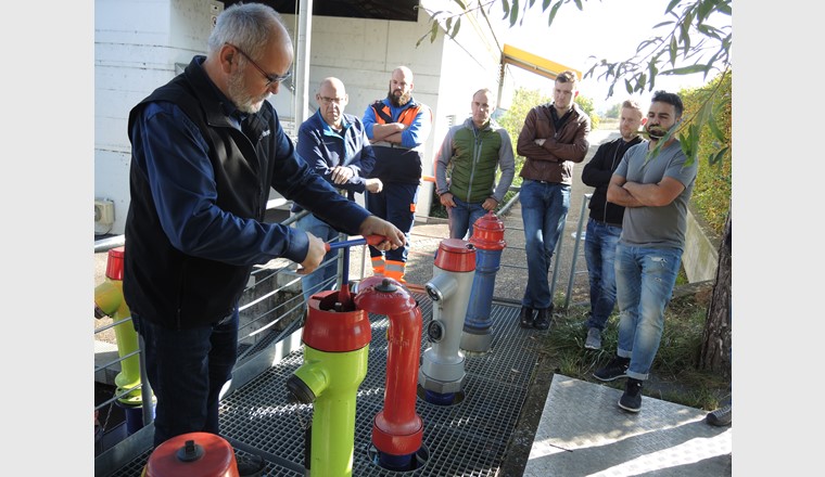 Urs Kupferschmid, von der Hinni AG in Biel-Benken erklärt die  fachgerechte Wartung von Hydranten (Foto: SVGW/Peter C. Müller)