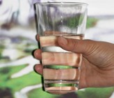 Ein Glas Wasser bitte! Nicht immer ist es in der Schweizer Gastronomie kostenlos zu haben. Ein Glas Wasser bitte! Nicht immer ist es in der Schweizer Gastronomie kostenlos zu haben.