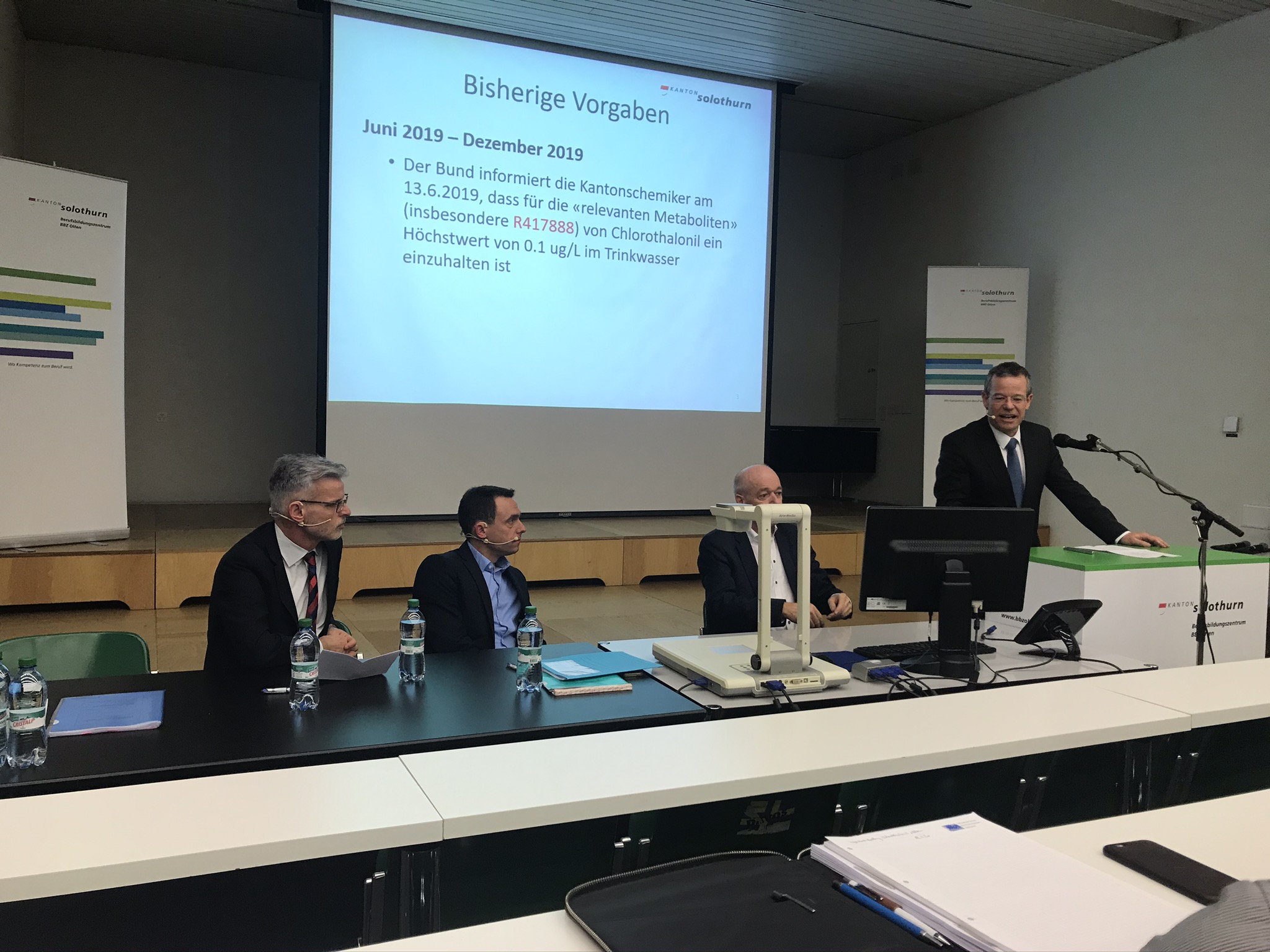 v.l.: Felix Schibli, Amt für Landwirtschaft; Rainer Hug, Amt für Umwelt; Martin Würsten, Leiter Amt für Umwelt; Martin Kohler, Kantonschemiker informieren über die kantonale Situation von Chlorothalonil-Abbauprodukten im Trinkwasser. Bild Paul Sicher/SVGW