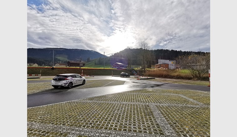 Der Parkplatz der Appenzeller Kronbergbahn im Vorland des Alpsteins. Demnächst werden hier bewegliche Solarmodule in 33 Bahnen über den parkierten Autos schweben. Foto: SAK