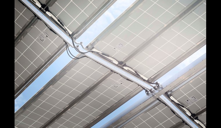 Die leichten Photovoltaik-Module des «Horizon»-Solarfaltdachs sind beweglich miteinander verbunden, sodass sie sich horizontal auseinander- und vertikal zusammenfalten lassen. Die Kabel transportieren den Sonnenstrom. Foto: dhp