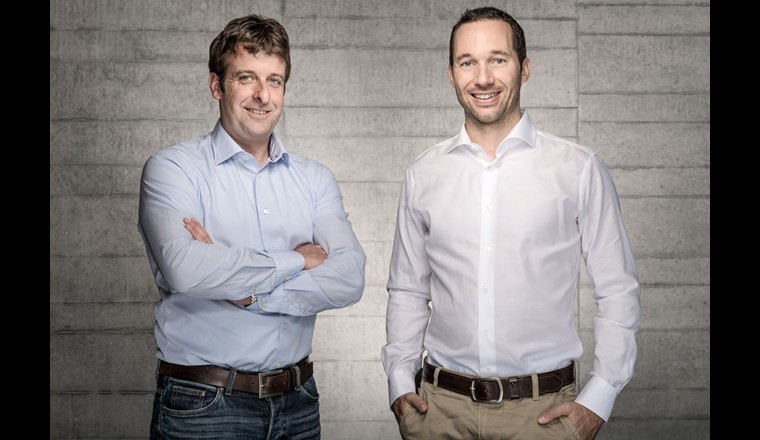 Die Entwickler des Solarfaltdachs: Ingenieur Andreas Hügli (links) und Betriebswirtschafter Gian Andri Diem. Zu zweit haben sie das Start-up dhp technology vor fünf Jahren gegründet und leiten es seither. Foto: dhp