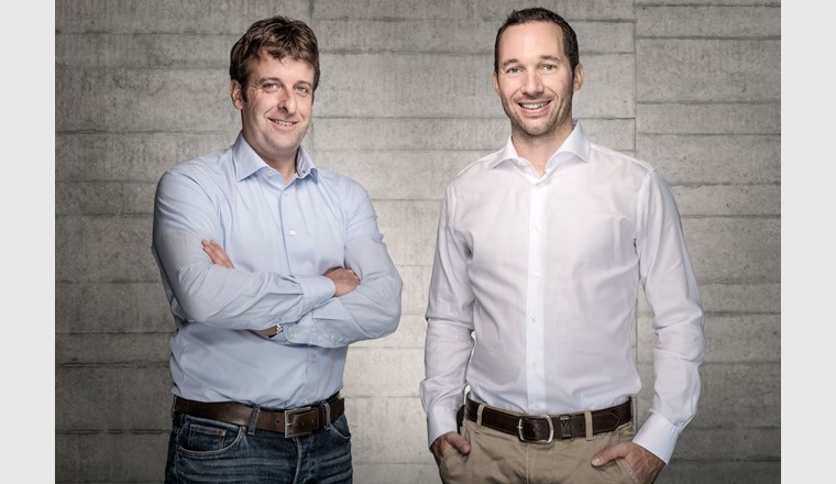 Die Entwickler des Solarfaltdachs: Ingenieur Andreas Hügli (links) und Betriebswirtschafter Gian Andri Diem. Zu zweit haben sie das Start-up dhp technology vor fünf Jahren gegründet und leiten es seither. Foto: dhp