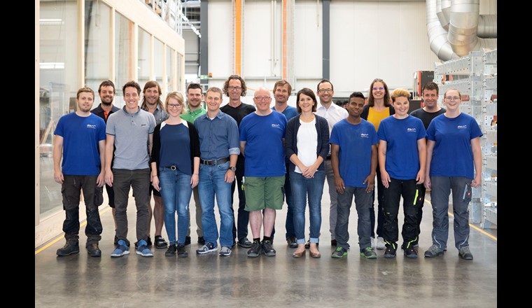 Das dhp-Team wächst laufend. Aktuell sind um die 20 Personen im Bündner Unternehmen beschäftigt, bereits wieder ein paar mehr als auf diesem Gruppenbild in der Werkhalle in Zizers. Foto: dhp
