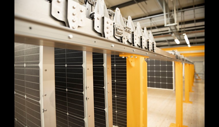 Im Montagebereich der dhp-Werkhalle werden die dünnen Kunststoff-PV-Module in einen Metallrahmen integriert und anschliessend zu einer zusammenhängenden Faltdachgruppe endmontiert. Foto: dhp