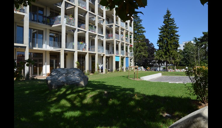 Fig. 4 Terrasse sous laquelle se situent les composteurs devant l’immeuble de Soubeyran