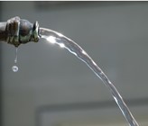 Die Trinkwasserqualität im Versorgungsgebiet der Industriellen Betriebe Murten (IB-Murten) ist grundsätzlich gut bis sehr gut.  Dank geänderter Kombination der Wasserbezugsquellen ist die Versorgung mit einwandfreiem Trinkwasser gewährleistet. (Foto: SVGW)
