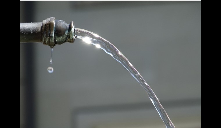 Les mesures du canton de Fribourg montrent que la qualité de l’eau potable dans la zone de desserte des Services industriels de Morat (IB-Murten) est généralement de bonne à très bonne. Grâce au changement dans la combinaison de sources d’eau, l’approvisionnement en eau potable parfaite est assuré. (Foto: SSIGE)