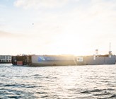 140 Meter langes LNG-Maschinenraummodul wird von Rostock-Warnemünde nach Papenburg überführt (Bild: AIDA Cruises) 140 Meter langes LNG-Maschinenraummodul wird von Rostock-Warnemünde nach Papenburg überführt (Bild: AIDA Cruises)