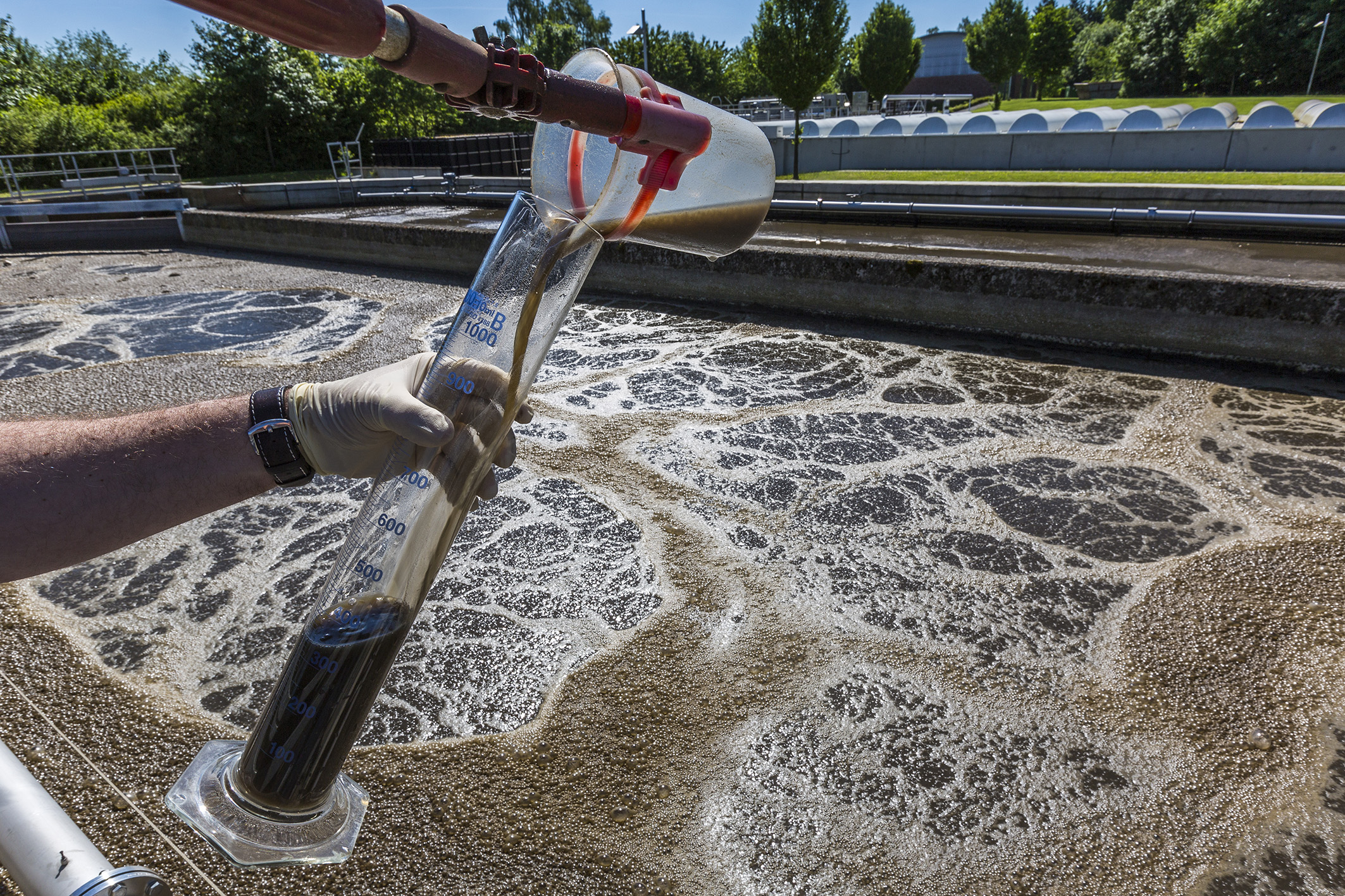 Auch während der Corona-Krise reinigen die Beschäftigten des Ruhrverbands jederzeit die Abwässer aus Haushalt, Industrie und Gewerbe. Die Talsperren des Ruhrverbands sichern die kontinuierliche Versorgung mit Trinkwasser. (Foto: Ruhrverband/Silvia Steinbach)