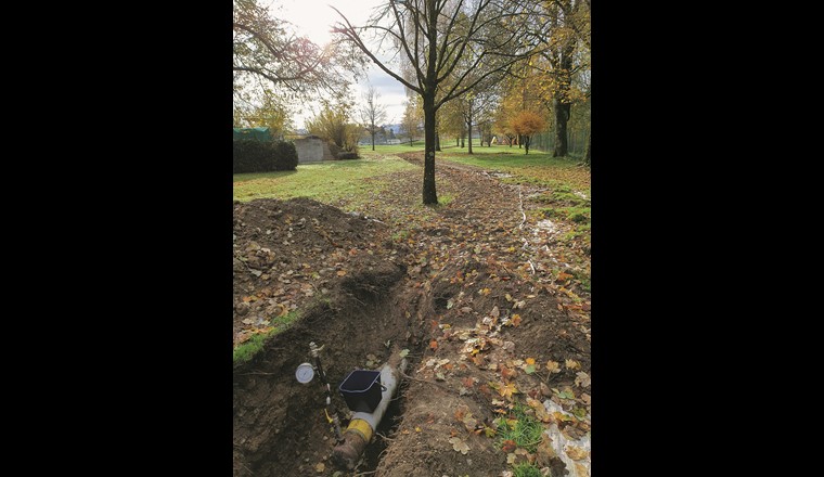 Umgebung einer Versorgungsleitung, die mit dem Druckmessverfahren überprüft wird. Im Vordergrund ist das freiliegende Leitungsende mit dem Messgalgen zu sehen.