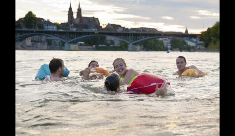 Im Rhein bei Basel werden immer wieder auch hohe Dosen an Spuren von Medikamenten gefunden. (Foto: Basel Tourismus)